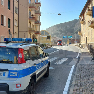 Tegole si staccano da un tetto, riaperta l'Aurelia a Finale tra la stazione e l'ex Piaggio