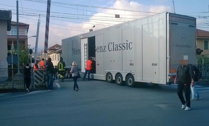 Tir della Mercedes incastrato tra i tralicci al passaggio a livello a Diano Marina: disagi al traffico ferroviario (FOTO e VIDEO)