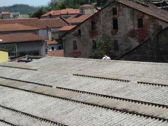Aree ex Savam di Altare: iniziate le operazioni di rimozione della copertura in eternit Aree ex Savam di Altare: iniziate le operazioni di rimozione della copertura in eternit