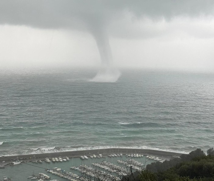 Finale, oltre al mare spaventa il vento: spettacolare tromba d'aria davanti al porto (FOTO e VIDEO) Finale, oltre al mare spaventa il vento: spettacolare tromba d'aria davanti al porto (FOTO e VIDEO)