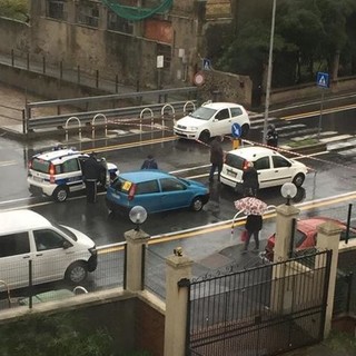 Tamponamento in via Nizza a Savona, dov'era caduto l'albero