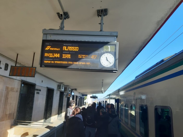Circolazione ferroviaria in tilt: il guasto dovrebbe essere riparato nel pomeriggio Circolazione ferroviaria in tilt: il guasto dovrebbe essere riparato nel pomeriggio