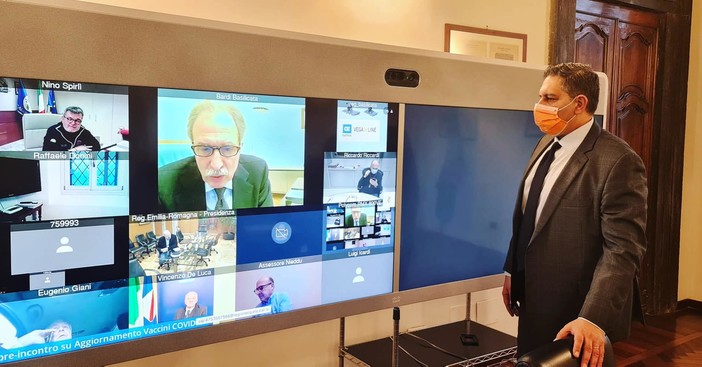 Covid, Toti: "Nella fase 2 della campagna vaccinale dosi distribuite nei territori in base alla percentuale di over 80"