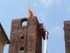 Albenga: torna la bandiera della città sulla Torre Malasemenza Albenga: torna la bandiera della città sulla Torre Malasemenza