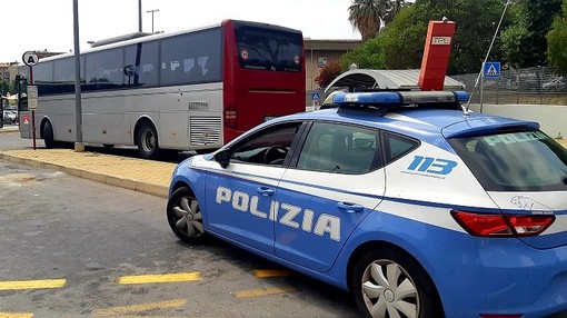Minacce ad un controllore Tpl con un cacciavite, con la 19enne un 16enne armato di coltello di 35 cm: denunciato
