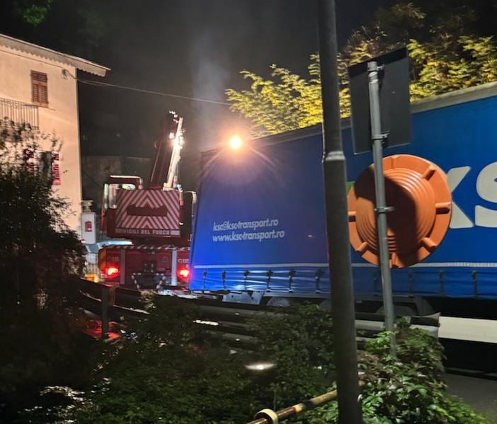 Tir incastrato sulla Sp 542 tra Teglia e San Martino: vigili del fuoco mobilitati, disagi al traffico Tir incastrato sulla Sp 542 tra Teglia e San Martino: vigili del fuoco mobilitati, disagi al traffico