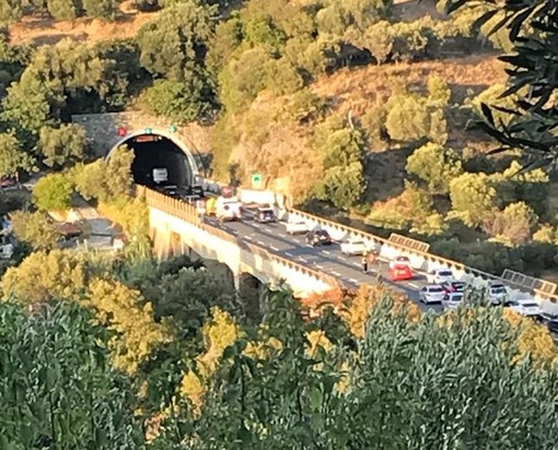 Tamponamento in A10 a Celle, rallentamenti al traffico: due feriti al San Paolo