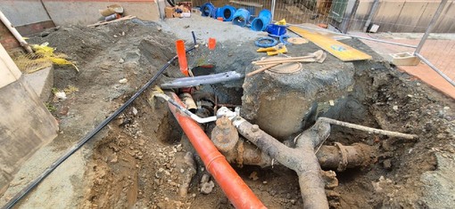 Rimozione e sostituzione condotta dell'acqua ad Albisola: i lavori proseguiranno nella notte