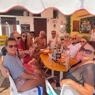 Da 60 anni le immancabili vacanze dalla Germania a Laigueglia: festa per Dieter e la sua famiglia