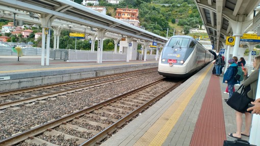 Aggredito capotreno con cocci di bottiglia, proclamato lo sciopero dei lavoratori del trasporto ferroviario