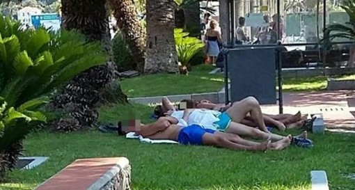 Noli presa d'assalto dai turisti, tra chi riposa sulle aiuole e chi lascia le spiagge sporche Noli presa d'assalto dai turisti, tra chi riposa sulle aiuole e chi lascia le spiagge sporche