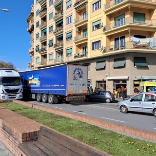 Savona, tamponamento tra tir e auto in corso Mazzini (FOTO)
