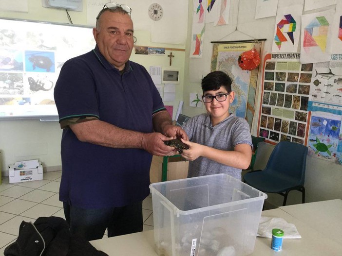 Albenga, la tartaruga Emys va a scuola Albenga, la tartaruga Emys va a scuola