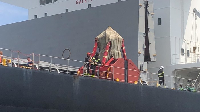 Tragedia al porto di Savona: marinaio cade dal ponte di una nave e muore sul colpo Tragedia al porto di Savona: marinaio cade dal ponte di una nave e muore sul colpo
