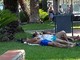 Noli presa d'assalto dai turisti, tra chi riposa sulle aiuole e chi lascia le spiagge sporche