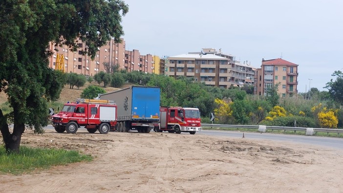 Savona, tir impantanato nel fango soccorso dai vigili del fuoco Savona, tir impantanato nel fango soccorso dai vigili del fuoco