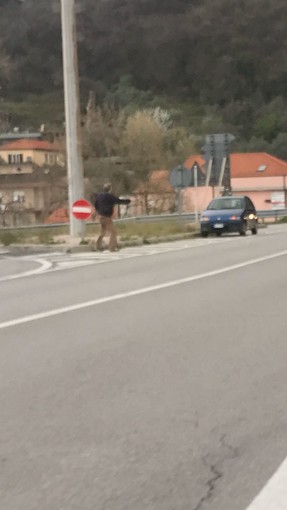 "Sono rimasto senza benzina": finta auto in panne per scroccare soldi