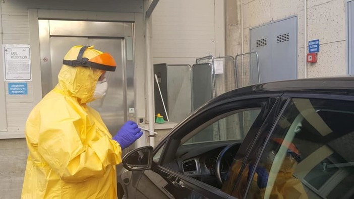 Toti: "Test tipo drive trough è veloce, sicuro ed efficiente" Toti: "Test tipo drive trough è veloce, sicuro ed efficiente"