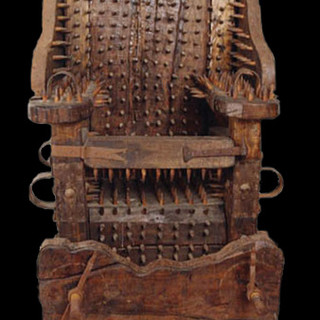 Gli strumenti di tortura medioevale in mostra a Finalborgo