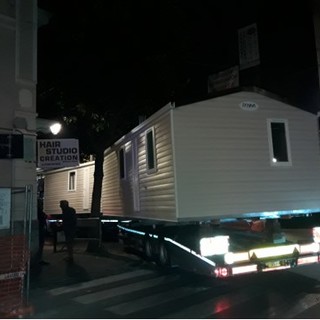 Trasporto eccezionale ma rimangono incastrati con le case prefabbricate nelle vie di Albenga