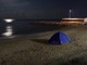 Albenga: l'estate sta finendo, ma le tende in spiaggia rimangono