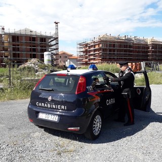 Blitz dei Carabinieri nell’area T1 a Ceriale: 12 persone denunciate e 7 stranieri avviati all’espulsione
