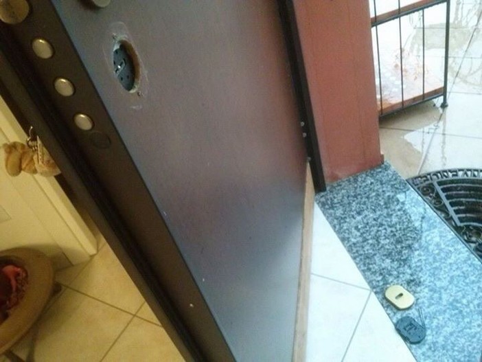 Porta di una delle abitazioni nella quale i ladri hanno tentato di introdursi