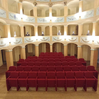 Finalborgo, al Teatro Aycardi ecco le poltroncine necessarie per proseguire nell'iter di riapertura