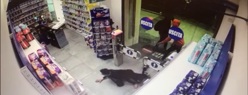 Entrano di soppiatto nella farmacia... ma è aperta: ladri maldestri da Saettone a Savona Entrano di soppiatto nella farmacia... ma è aperta: ladri maldestri da Saettone a Savona