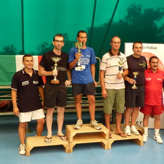 Nella foto: Federico Occelli (terzo da destra) premiato per il terzo posto al Meeting di San Lorenzo al Mare, svoltosi ieri.