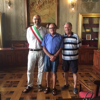 Finale, turista 'fedele' premiato dal sindaco Frascherelli (FOTO)