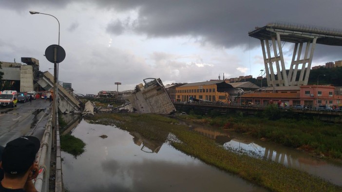 Tragedia di Genova, ponte Morandi crollato: sono 22 le vittime attualmente accertate (FOTO e VIDEO)