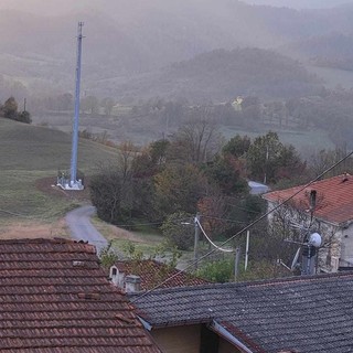 Piana Crixia, traliccio in località Cheilini. Il sindaco: "Gli uffici comunali hanno dato le risposte del caso, chi dice il contrario, mente"