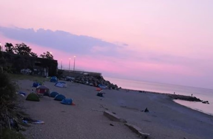 "Tendopoli" abusive sulla spiaggia di Savona: un altro volto del "turismo low cost"