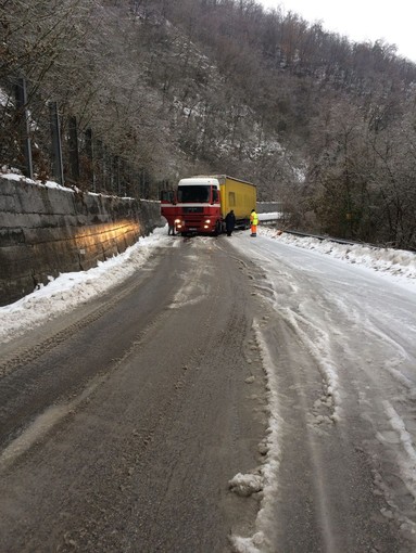 Camion si intraversa tra Dego e Giusvalla: disagi alla viabilità