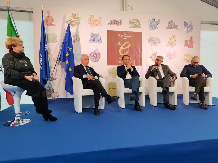 La tavola rotonda ha visto protagonisti Antonio Claudio Scajola (primo a sinistra), Alberto Cirio (secondo da sinistra) e Luca Robaldo (primo a destra) La tavola rotonda ha visto protagonisti Antonio Claudio Scajola (primo a sinistra), Alberto Cirio (secondo da sinistra) e Luca Robaldo (primo a destra)