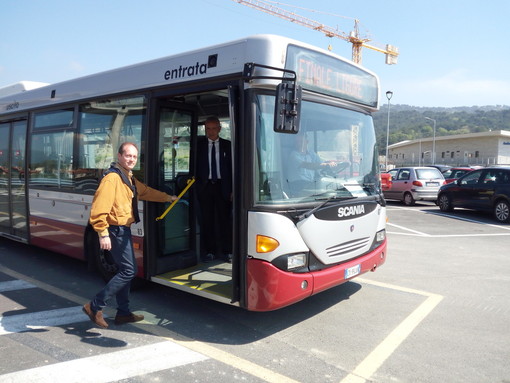 Stazione di Andora da oggi collegata al centro grazie al nuovo servizio TPL Stazione di Andora da oggi collegata al centro grazie al nuovo servizio TPL