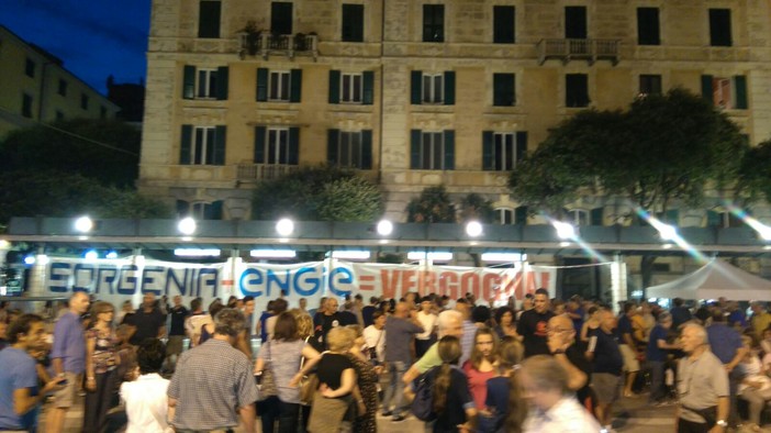 Vertenza Tirreno Power, i lavoratori protestano in Piazza Sisto Vertenza Tirreno Power, i lavoratori protestano in Piazza Sisto