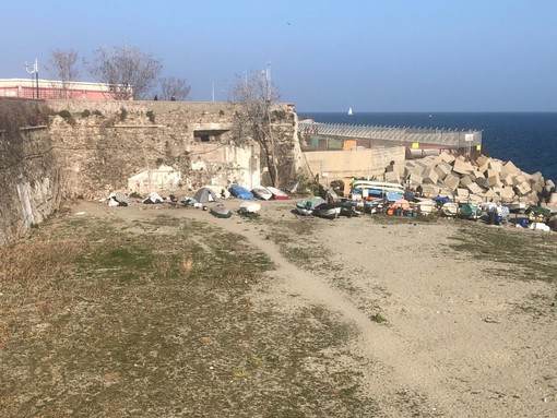 Tendopoli nella spiaggia sotto il Priamar, Arecco e Giusto (FdI): "L'amministrazione come vuole affrontare la situazione?"