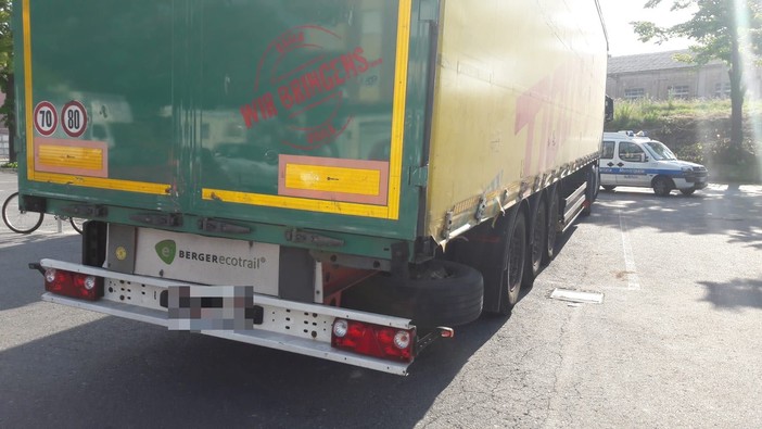 Albenga, tir danneggia le transenne di piazza del Popolo (FOTO)