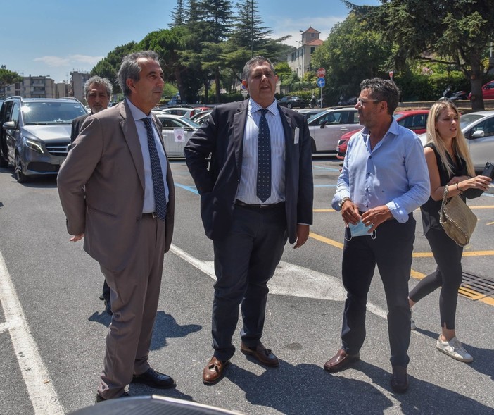 Il presidente Toti durante l'ultima visita all'ospedale San Paolo insieme al direttore generale di Asl2 Damonte Prioli e al consigliere Brunetto