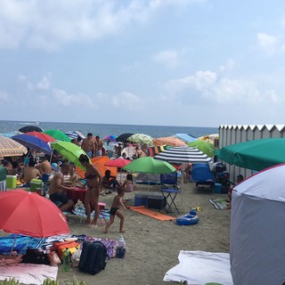 "Tendopoli" improvvisate e "processioni" verso il mare: un altro weekend di grandi numeri per il "turismo low cost" (FOTO e VIDEO)