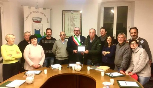 Tovo, il dottor Marino Basso riceve una targa commemorativa in occasione del suo pensionamento