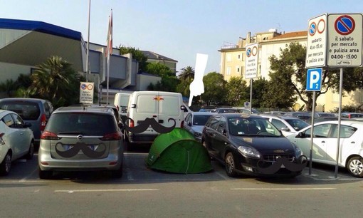 Campeggiatori in centro Varazze: spunta una tenda nel parcheggio del Palasport Campeggiatori in centro Varazze: spunta una tenda nel parcheggio del Palasport