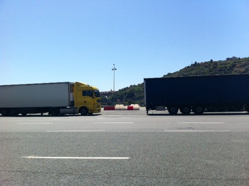 Via libera a nuovi ristori per gli autotrasportatori: altri 14 milioni per compensare i disagi dei cantieri autostradali in Liguria