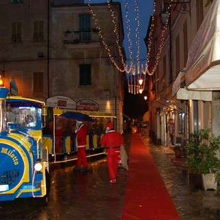 Babbo Natale arriva sul trenino a Laigueglia: tutti i bimbi potranno viaggiare con lui per le vie del borgo