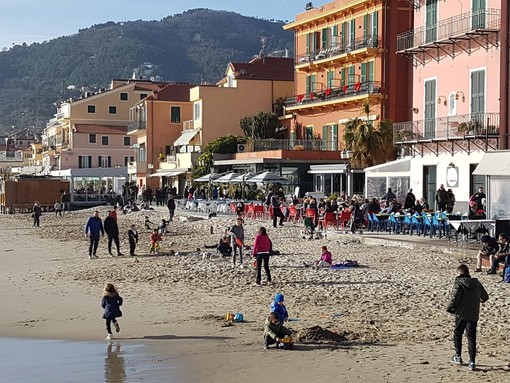Clima mite: residenti e turisti affollano la costa, ancora attesa per gli amanti dello sci