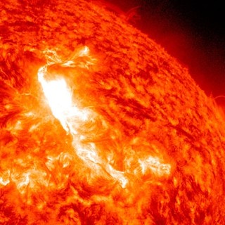 Tempeste solari dietro i black out: giornata nera per le telecomunicazioni