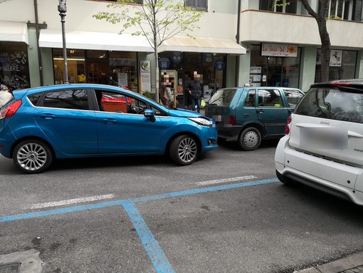 Albenga, tamponamento tra auto in viale Martiri della Libertà (FOTO)