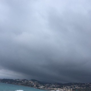 Cambia il meteo, in arrivo una linea temporalesca sulla Liguria, attesi rovesci e vento forte nel pomeriggio Cambia il meteo, in arrivo una linea temporalesca sulla Liguria, attesi rovesci e vento forte nel pomeriggio